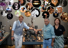 Normaal gesproken staat de klokkenwand van Goods by Goedegebuure centraal op Trendz. Deze edities werden de glasschilderijen in het zonnetje gezet. Deze zijn te zien achter Sander, Marcel en Daisy.