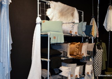 De woonaccessoires en interieurproducten van Knit Factory worden stuk voor stuk ontworpen en geproduceerd in Nederland. In een van de laatste breifabriek in Nederland wel te verstaan.