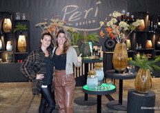 De nieuwe eigenaren van Peri Design Malu Verwijmeren en Sandra Meegdes-Verwijmeren. Vader Cees Verwijmeren en moeder Hettie Verwijmeren doen een stapje terug. Hun dochters nemen het stokje over.