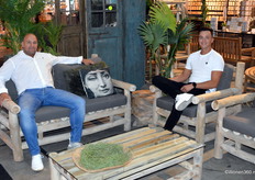 Niels van de Westerlo en Rick van Hoof testen de nieuwe outdoor producten van Benoa uit. De set wordt tien jaar geleden ontworpen voor Toverland, waarna het niet meer gebruikt werd. Een decennium wordt het design nieuw leven ingeblazen en krijgt hij een plekje in het assortiment.