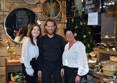 Julia, Arjan en Peggy van groothandel KY decorations. Trendy woonaccessoires, maar wel met een eigen twist en stijl, dat is waar KY decorations voor staat.