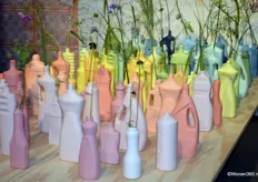 De flessenvazen ​​zijn geïnspireerd op een verzameling plastic afval uit de Maas in Rotterdam.