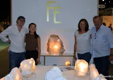 Pieter, Melissa, Marjolein en Paul van FÉ Quartz poseren naast de 'Mona Lisa onder de stenen'. De duurzame FÉ lampen zijn gemaakt van kristallen uit Mexico, rondom de magische Stille Oceaan.
