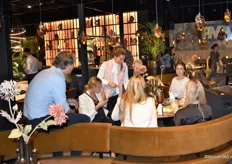 Commercieel directeur Joost Geubels (links op zijn rug gezien) van PMP Furniture in een gezellig onderonsje met dames van Van der Valk Hotels.