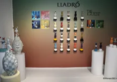 LLADRÓ is een Spaans luxemerk gespecialiseerd in hoogwaardige en exclusieve porseleinen sculpturen, verlichting en woonaccessoires. Alle stukken worden met de hand gemaakt.