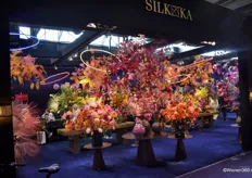 Vanuit Hengelo worden per jaar miljoenen zijdebloemen verkocht. Op M&O toonde Silk-ka de nieuwste ontwerpen.