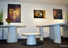 De nieuwste collectie van IDEA Furniture. De tafels, verkrijgbaar in drie kleuren, zijn gemaakt van een combinatie tussen betonplex en MFD. 