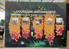 De muur met genomineerde 'Duurzame woonawards' waar bezoekers konden stemmen op hun favoriete product.