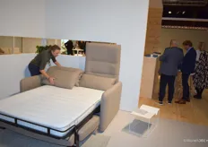 Thomas Dujardin, marketingdirecteur van Recor Group, showt in de stand van Sofabed het model Ristretto, met tweeplooimechaniek en plooibare rug. Wanneer de matras is opengeklapt, creëert het een zitcomfort in bed.