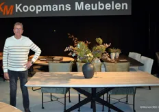 Nico Satter van Koopmans Meubelen. De tafel naast hem onderscheidt zich door het tafelblad dat van breed naar smal loopt.
