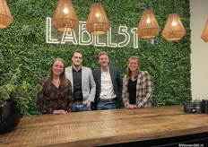 Het team van Label51 achter de beruchte bar van de groothandel met van links naar rechts, Nienke van Wijhe, Tom Hiensch, Edwin den Ouden en Carmen van den Brink.  