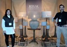 Eén van de debutanten op Trendz was Konak Interiors, waar Didem Polat en Jordi Dubbeldam te vinden waren. Ongeveer een jaar geleden startte het bedrijf in Enschede met het produceren van (met de hand gemaakte) lampenkappen. Een deel gebeurt nog vanuit de bijkeuken.