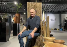 Ben Vanden Berghe van Benediktus bij zijn collectie houten ontwerpen. Van 30 jaar boomverzorger tot het ontwerpen van prachtige decoratieve en unieke houten producten.