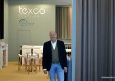 Rechts naast Mick Bloemers is de nieuwe collectie van Texco Textiles te zien. Texco is verwerker, importeur en exporteur op het gebied van gordijnstoffen.
