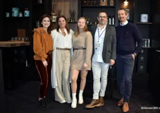 Stefanie Debaillie, Anneke Strobbe, Jennifer Halleux, Francesco Galveias en Patrick Desmidt van Jambo Collections, dat de nieuwe geurlijnen hadden meegebracht.