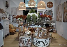 Een blik in de stand van Home Edelweiss, veelal origineel design: decoratieve objecten, kandelaars, verlichting, glaswerk, fauteuils etc.