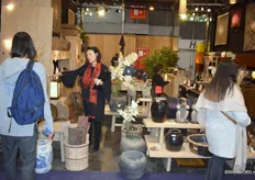 Ingrid Engels (met rode sjaal) in gesprek met een bezoekster. Bij Pagoda International staat een duurzame economie centraal, door antieke meubels te recyclen en oude materialen te upcyclen. In Parijs toonde het vijf collecties.