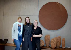 Kelly de Groot (links) met Sonja Crevits en dochter Louise (midden) van Gardeco, specialist in high-end decoratie en poserend bij een van de vele wanddecoraties.