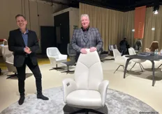 Denny en Rob van Gealux bij een nieuw model relax fauteuil.