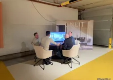 De heren van Unlit in een gezellig gesprek met klanten. Ze presenteerden een 3D visualisatie software voor de vastgoed- en interieur professionals.