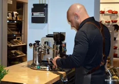 Ook de machines van La Pavoni (sinds 2019 overgenomen door Smeg) worden gedemonstreerd door een barista.