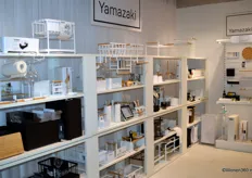 Yamazaki, met het hoofdkantoor in Japan, maakt huishoudelijke artikelen met gevoel voor kleine ruimtes.