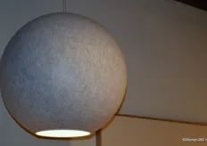 De akoestische lamp Moon van Abstracta
