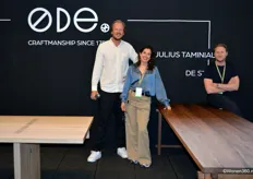 Tussen oprichters Emily van de Plas en Rob Bogaers is het nieuwste design van ØDE te zien: De stijl. De walnoten tafel is ontworpen door Julius Taminiau (links).