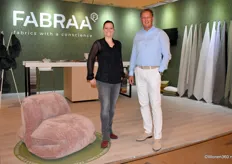 Isabel Greverath met Jan Baan van FABRAA, dat een duurzame stoffencollectie toonde. Op de voorgrond een circulaire en frameless fauteuil van de hand van Marieke Jansen.