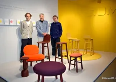 Marco van Gool, Wiebe Boonstra en Marc van Nederpelt van DUM, dat de nieuwe duurzame en circulaire stoel STOOL toonde.