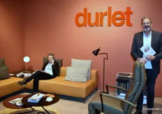 Vincent Govaert (rechts) poseert in de stand van Durlet, terwijl zijn collega Jean Luc van Rompaey druk aan het telefoneren is met een klant. Het Vlaamse bedrijf toonde duurzame en comfortabele design zitmeubelen.