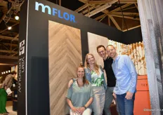 Het team van mFLOR, met v.l.n.r. Anne-Marie van Kralingen, Selina Mosk, Harald van Lente en Eric Hos. Het vloerenbedrijf had een nieuwe non-PVC product op de stand van T&M liggen en daar ook een display staan.