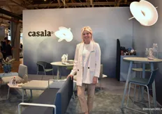 Dominique van Veen is net begonnen bij Casala en beleefde haar vuurdoop op Design District. Op de foto poseert ze bij de nieuwe wachtkamerbank Riva.