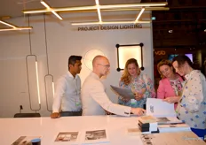 Rafaël Harmusial (links) en Marcel Bosma van Project Design (PD) Lighting in gesprek met klanten. Tien jaar geleden stond de importeur van diverse verlichtingsmerken voor de laatste keer op Design District.