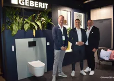 De mannen van Geberit bij de nieuwe wc Sela in matwit, met v.l.n.r. Carl Belterman, Bo-Dean Cordes en Rico Gerardu.