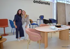 Veel gezelligheid bij Ondarreta, onderdeel van Design Tales - een agentschap voor hoogwaardige internationale designmerken. Op de foto poseren Ramona Lieven en Kiki de Haas (rechts).