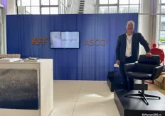 Alfred Huijzer van zijn gelijknamige agenturenbedrijf bij de nieuwste bureaustoel Faye van KFF.