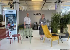 Joop en Marinka van hun gelijknamige agenturen bedrijf bij de outdoormeubels van Nardi. 