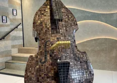 De cello bekleed met mozaiek steentjes trok de aandacht in de stand. 