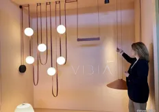 Nadja Smits presenteert hier de plusminus van Vibia in de stand van Eikelenboom. De lampen hangen aan soort textiele banden waar de elektriciteit doorloopt. Zo kan op elk gewenste plek een armatuur bevestigd worden.