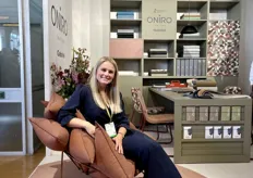 Michelle Visser in de blikvanger stoel die te zien was bij Oniro Textiles.