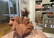 De stof is van Oniro Textiles en het meubel van Vivero. 