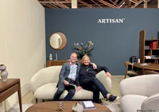 Links Robert Doeser van zijn gelijknamige Studio op bezoek in de stand van Artisan waar Waldo de Jong als agent aanwezig was, van zijn gelijknamige agenturenbedrijf.