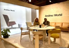 Het Spaanse bedrijf Andreu World was ook een van de nieuwkomers op de beurs. Links Antoinette Haadsma die het bedrijf in Nederland vertegenwoordigt. 
