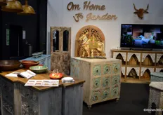 De meubelstukken van Om Home & Garden worden in India gemaakt door ambachtslieden met behulp van traditionele technieken en natuurlijke materialen. 