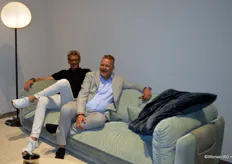 Vol op gezelligheid op de stand van Leolux met Johan Venekamp en René Nieuwendijk (zittend op de sofa Lunetta).