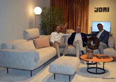Ter ere van het 60-jarige bestaan lanceert JORI de sofa EDEN. Koen Marynissen, Peter Wyffels en Kai Niemeyer testen hem uit.