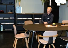 Tom van den Berg met de Comeet stoelen van Klöber. De zetels zijn geschikt voor zowel kantoor als huis.