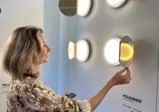 Interieurontwerpster Daniella Puma van Studio Binnen showt de Poudrier wandlampen. ''Net als een blush-doosje of een kostbaar potje, maakt de mechanische actie van openen of sluiten het object geruststellend en onmiddellijk begrijpelijk. Het licht wordt verspreid door een dik glas over de hele diepte. Binnenin fungeert de gepolijste messing klep dankzij een zichtbaar scharnier als een draaibare spiegel.''