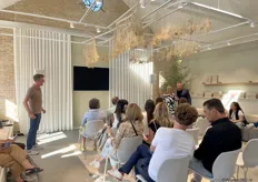 CEO Lars Lyse sprak de groep toe, en zei trots te zijn op dit nieuwe concept showroom in Copenhagen, dat met name op de professionele business gericht is en een plek om te inspireren en te ontmoeten.